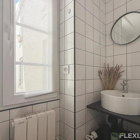 Sunny 1-bed In Marais District Parigi