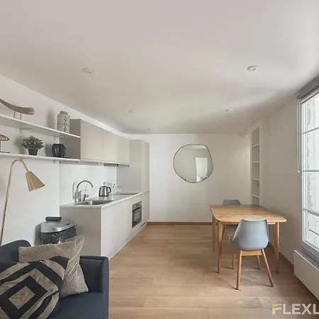 Sunny 1-bed In Marais District Parigi